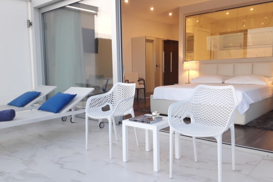 Soba Deluxe s velikom terasom i pogledom na more